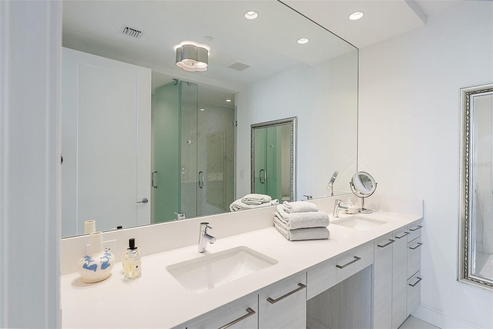 Listing photo id 15 for 100 1st Avenue N 2703