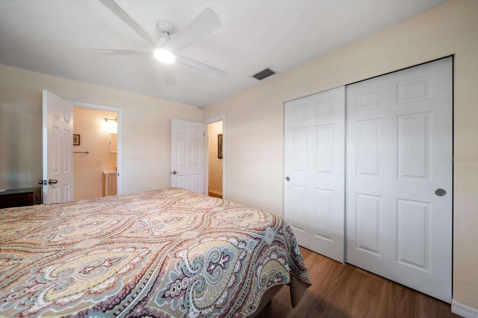 Listing photo id 15 for 6282 41st Avenue N