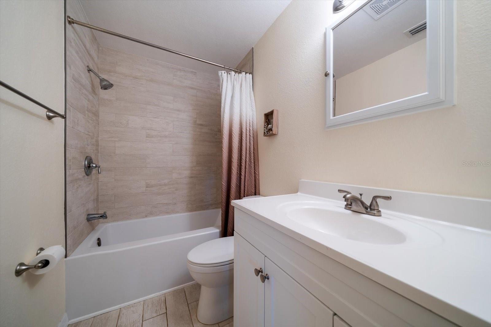 Listing photo id 19 for 6282 41st Avenue N