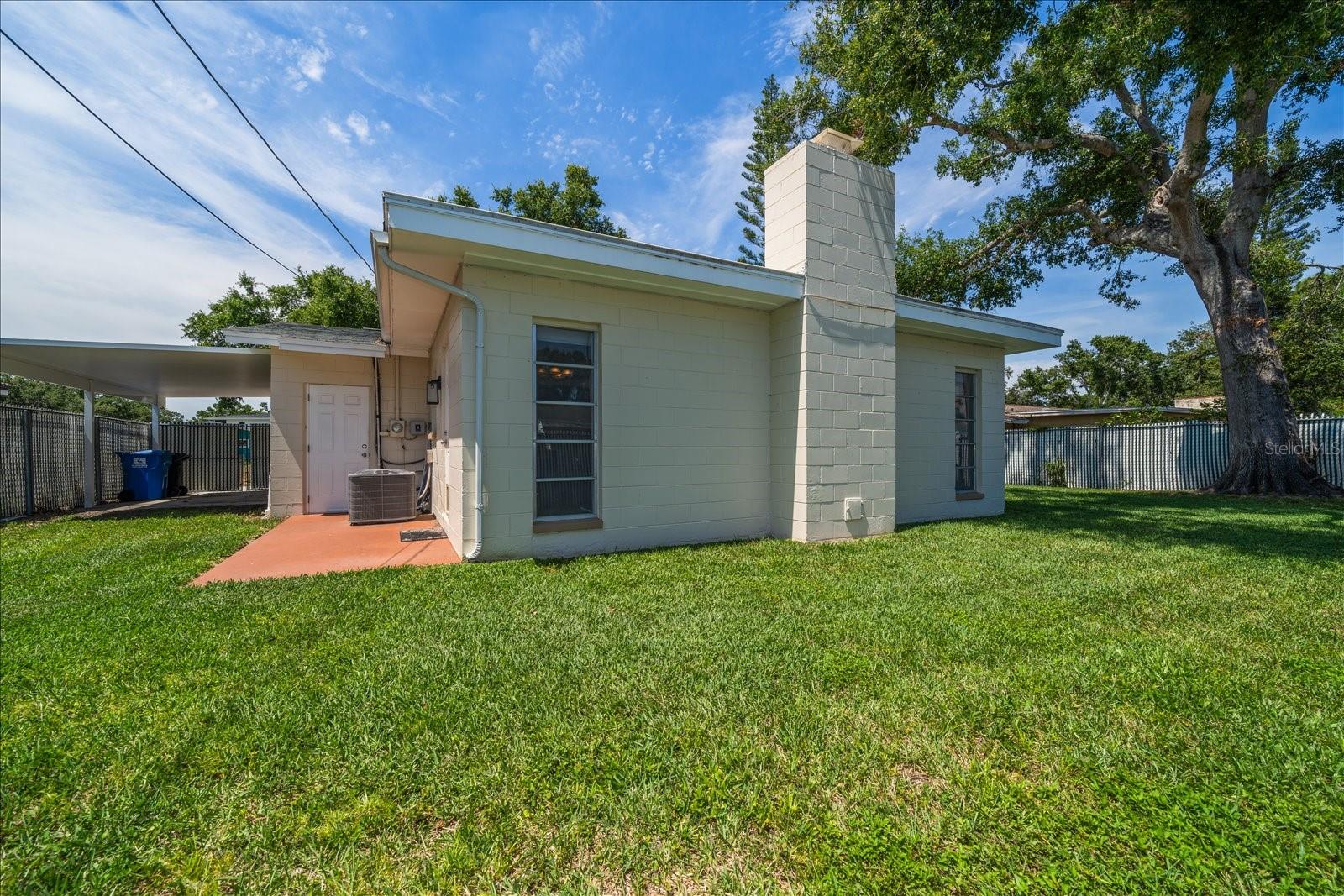 Listing photo id 21 for 6282 41st Avenue N