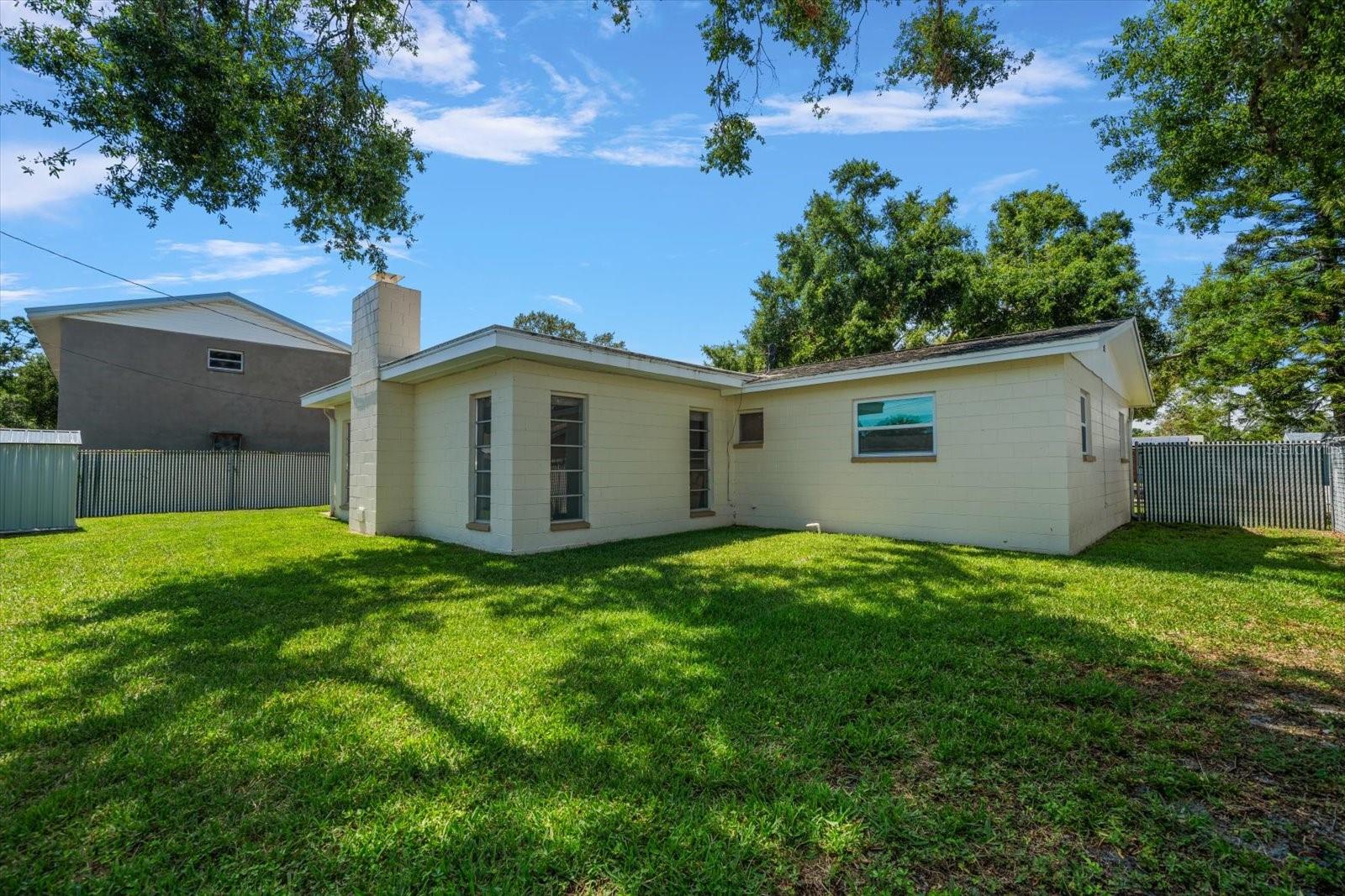 Listing photo id 2 for 6282 41st Avenue N