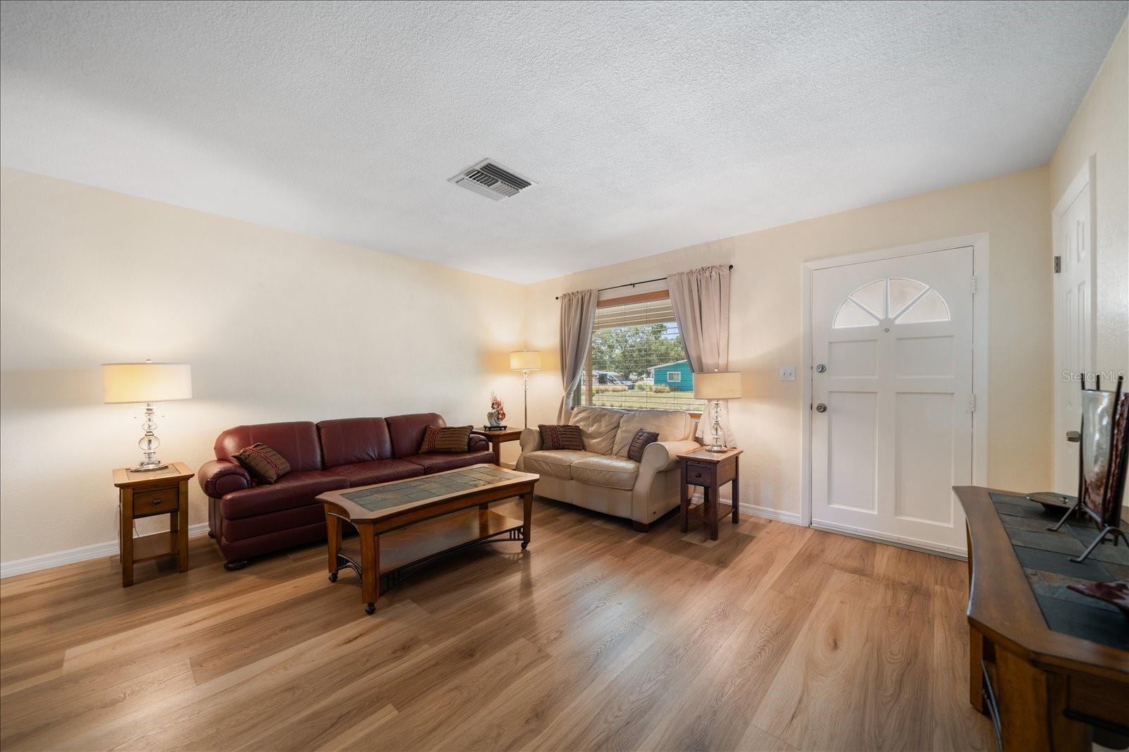 Listing photo id 3 for 6282 41st Avenue N