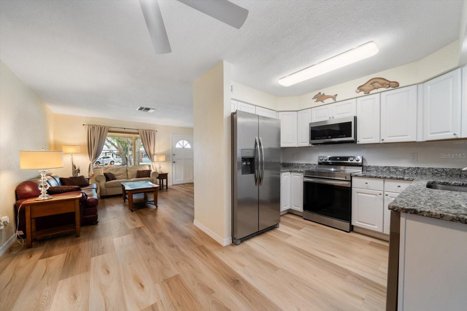 Listing photo id 6 for 6282 41st Avenue N