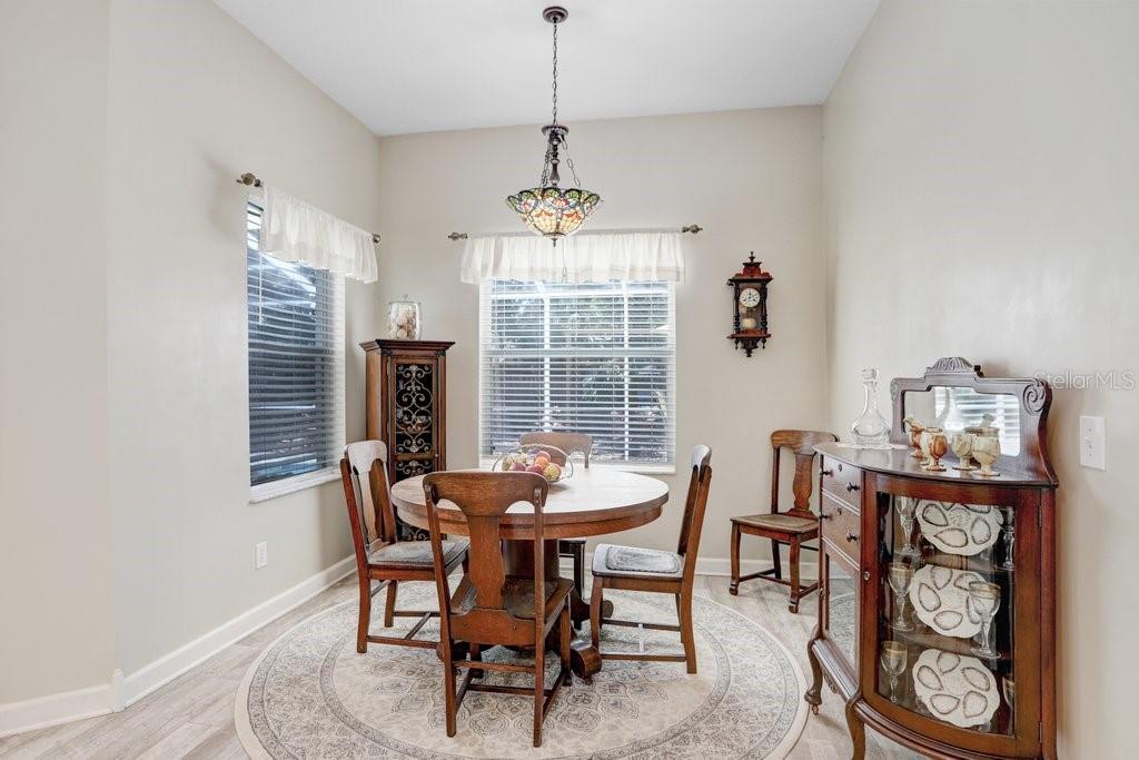 Listing photo id 12 for 613 Sportsman Park Drive