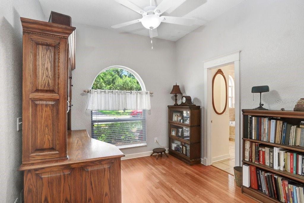 Listing photo id 13 for 613 Sportsman Park Drive