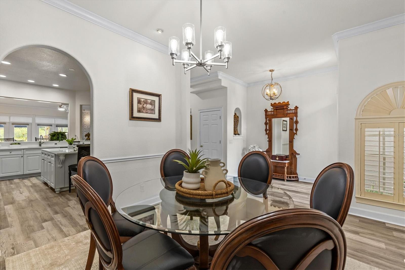 Listing photo id 8 for 1622 Lago Vista Boulevard