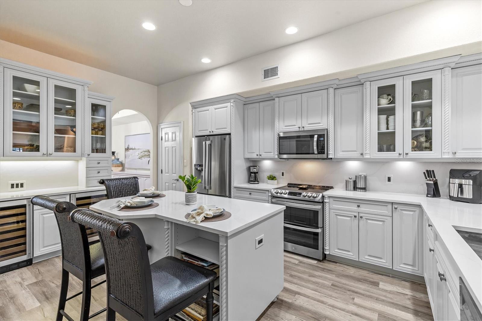 Listing photo id 9 for 1622 Lago Vista Boulevard
