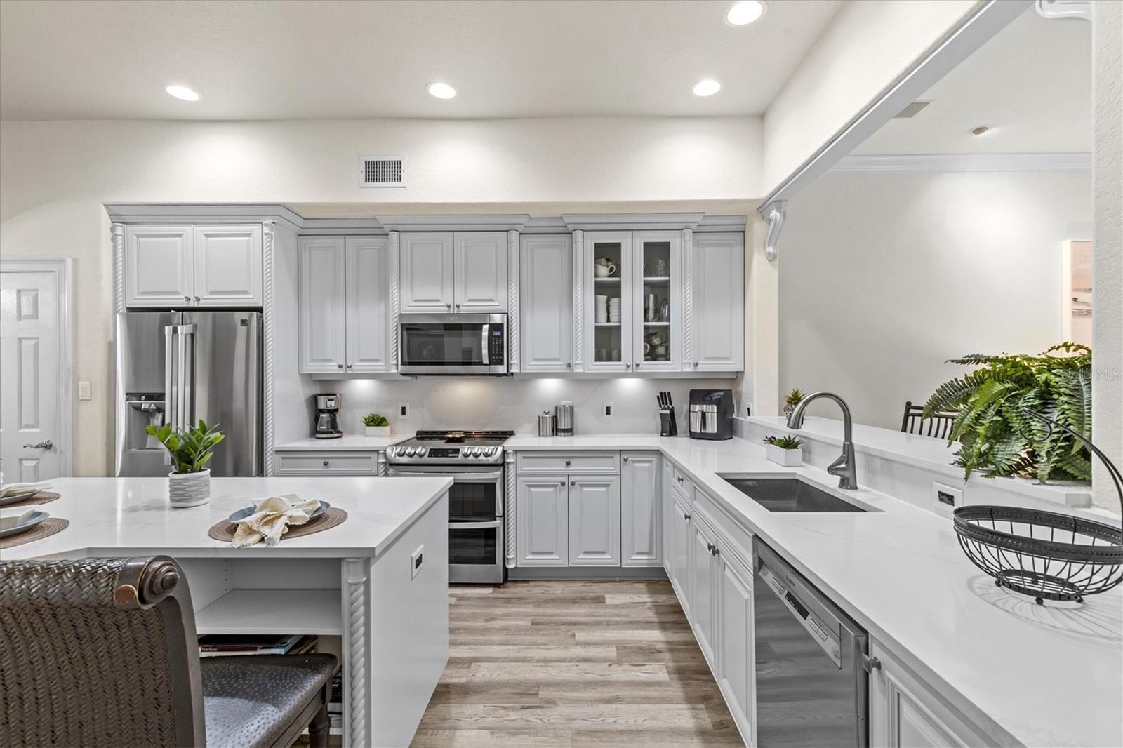 Listing photo id 10 for 1622 Lago Vista Boulevard