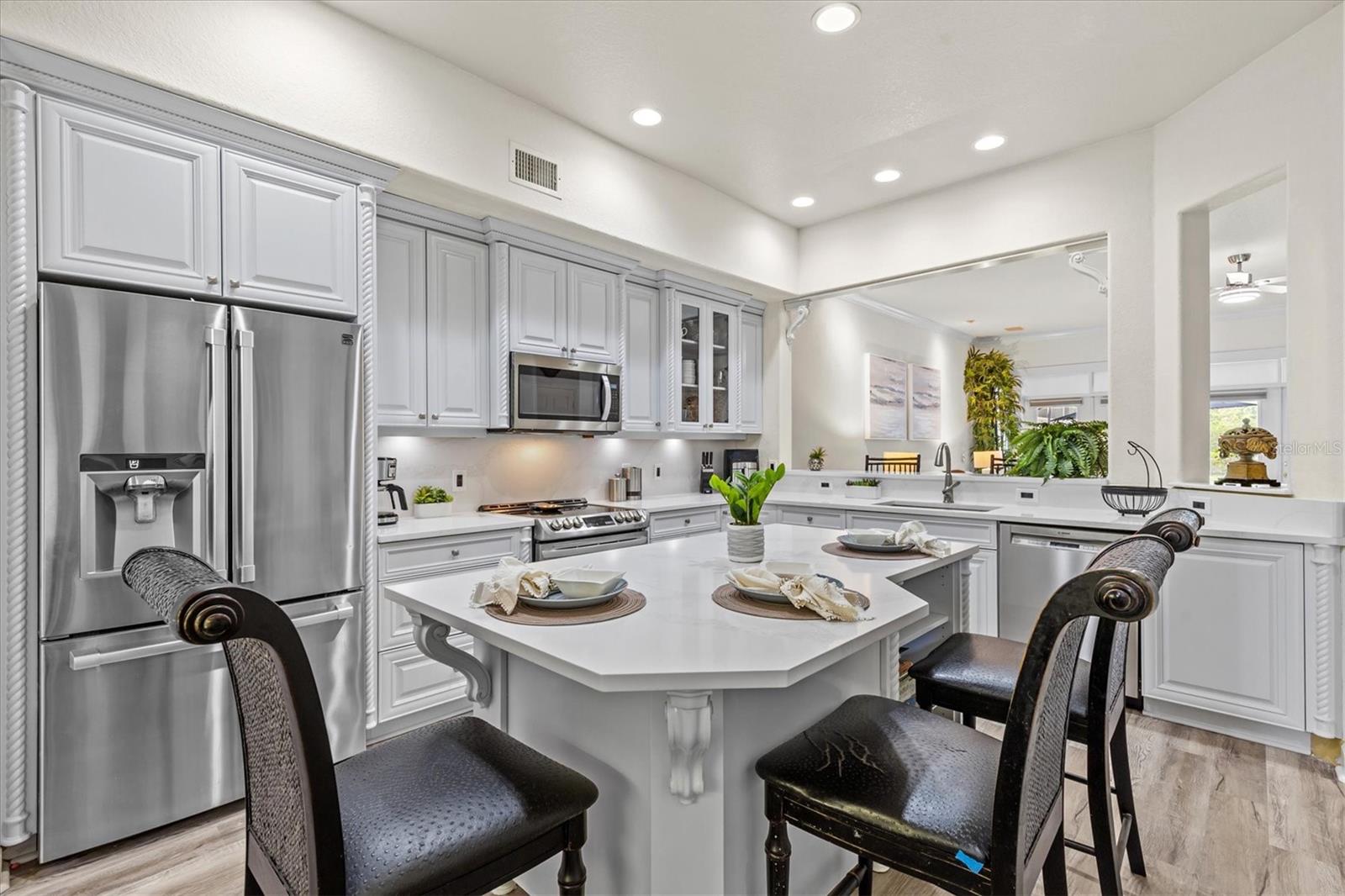 Listing photo id 15 for 1622 Lago Vista Boulevard