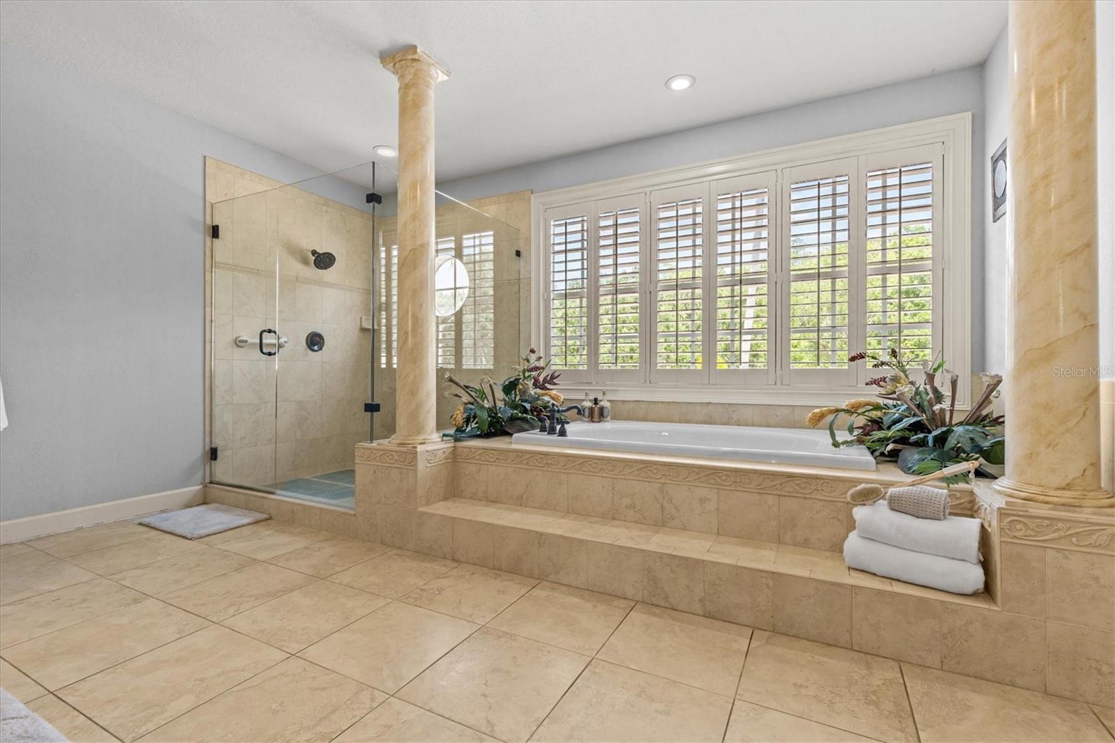 Listing photo id 34 for 1622 Lago Vista Boulevard