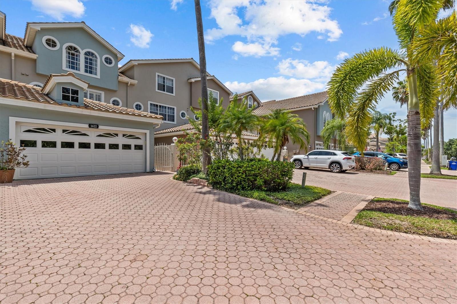 Listing photo id 2 for 1622 Lago Vista Boulevard