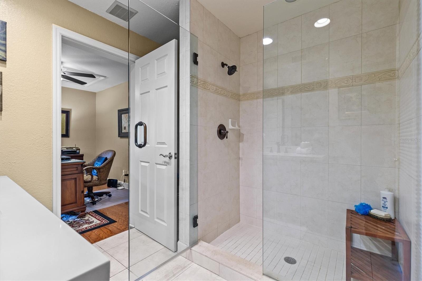 Listing photo id 46 for 1622 Lago Vista Boulevard