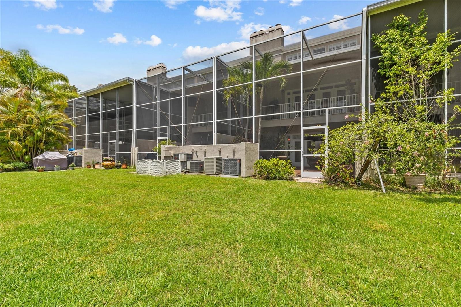 Listing photo id 55 for 1622 Lago Vista Boulevard