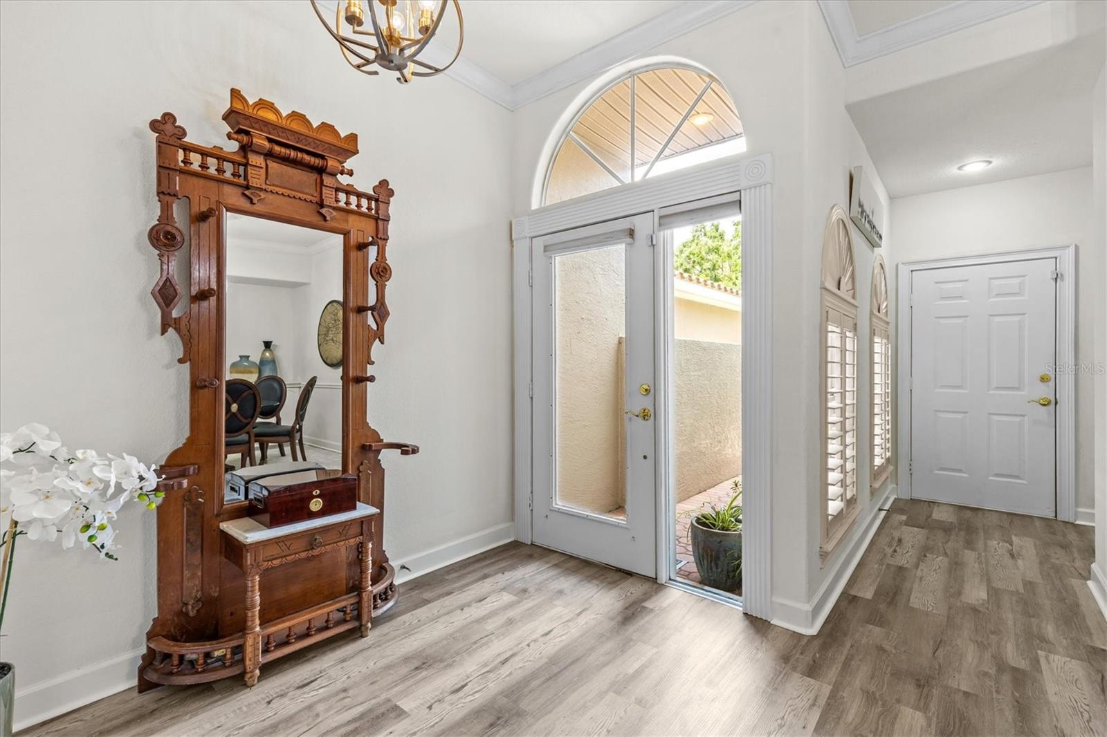 Listing photo id 4 for 1622 Lago Vista Boulevard