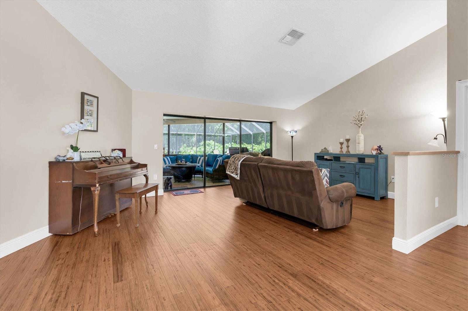 Listing photo id 15 for 4049 Wellington Parkway