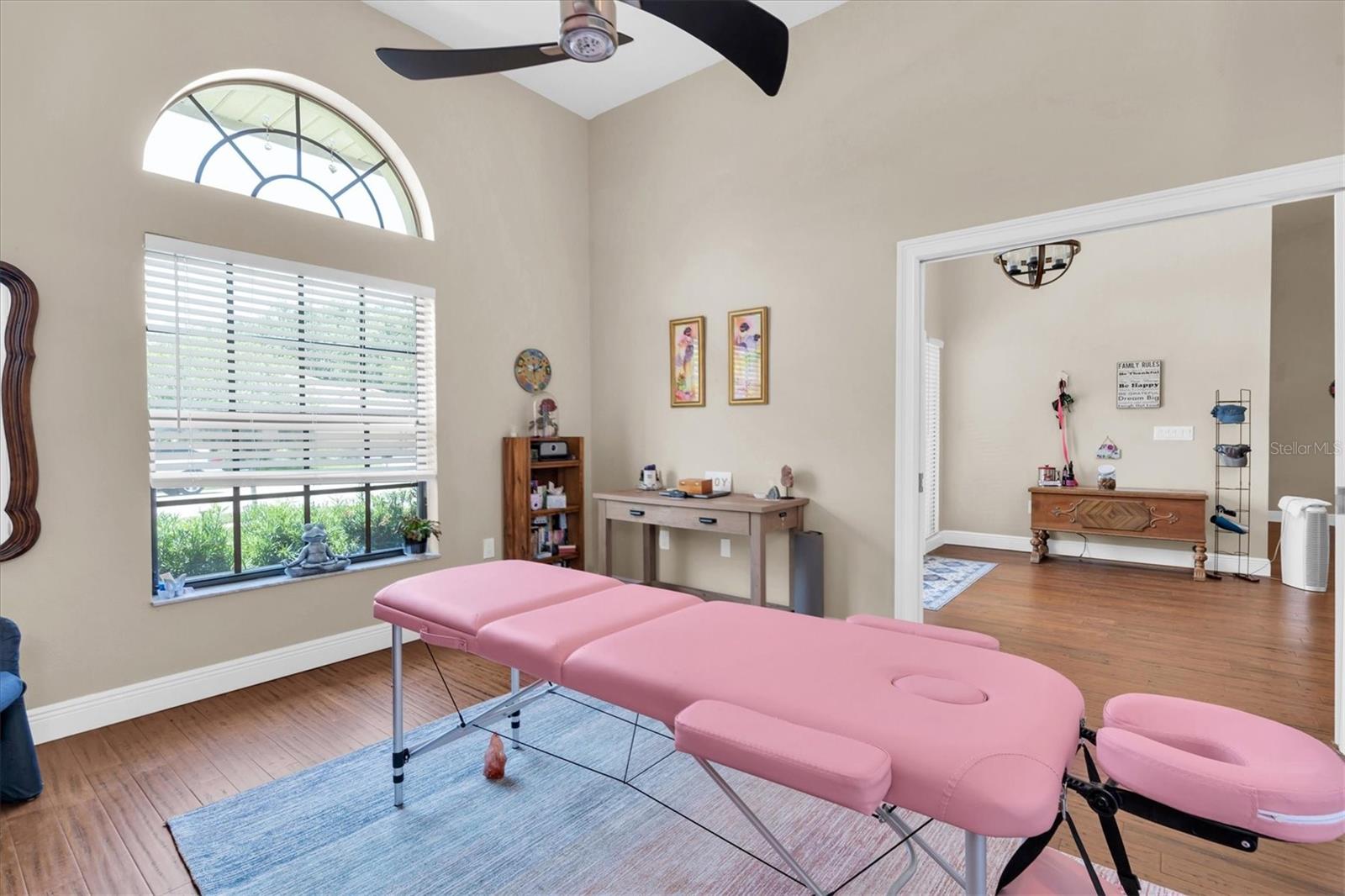 Listing photo id 17 for 4049 Wellington Parkway