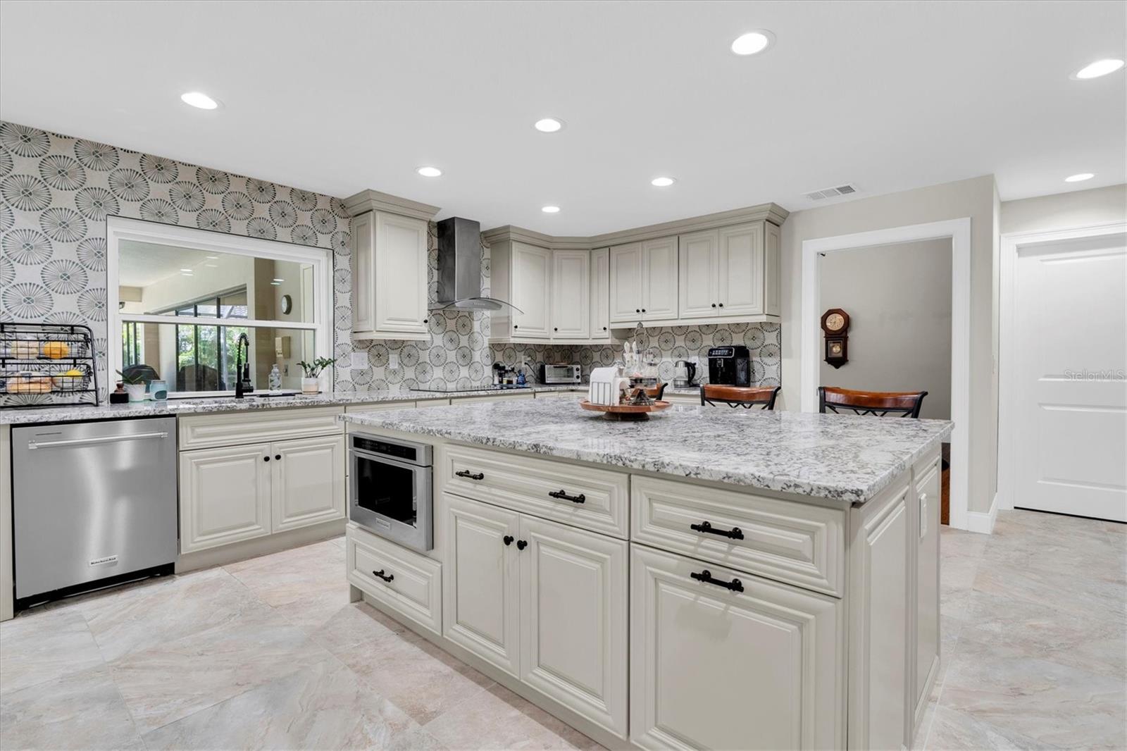 Listing photo id 6 for 4049 Wellington Parkway