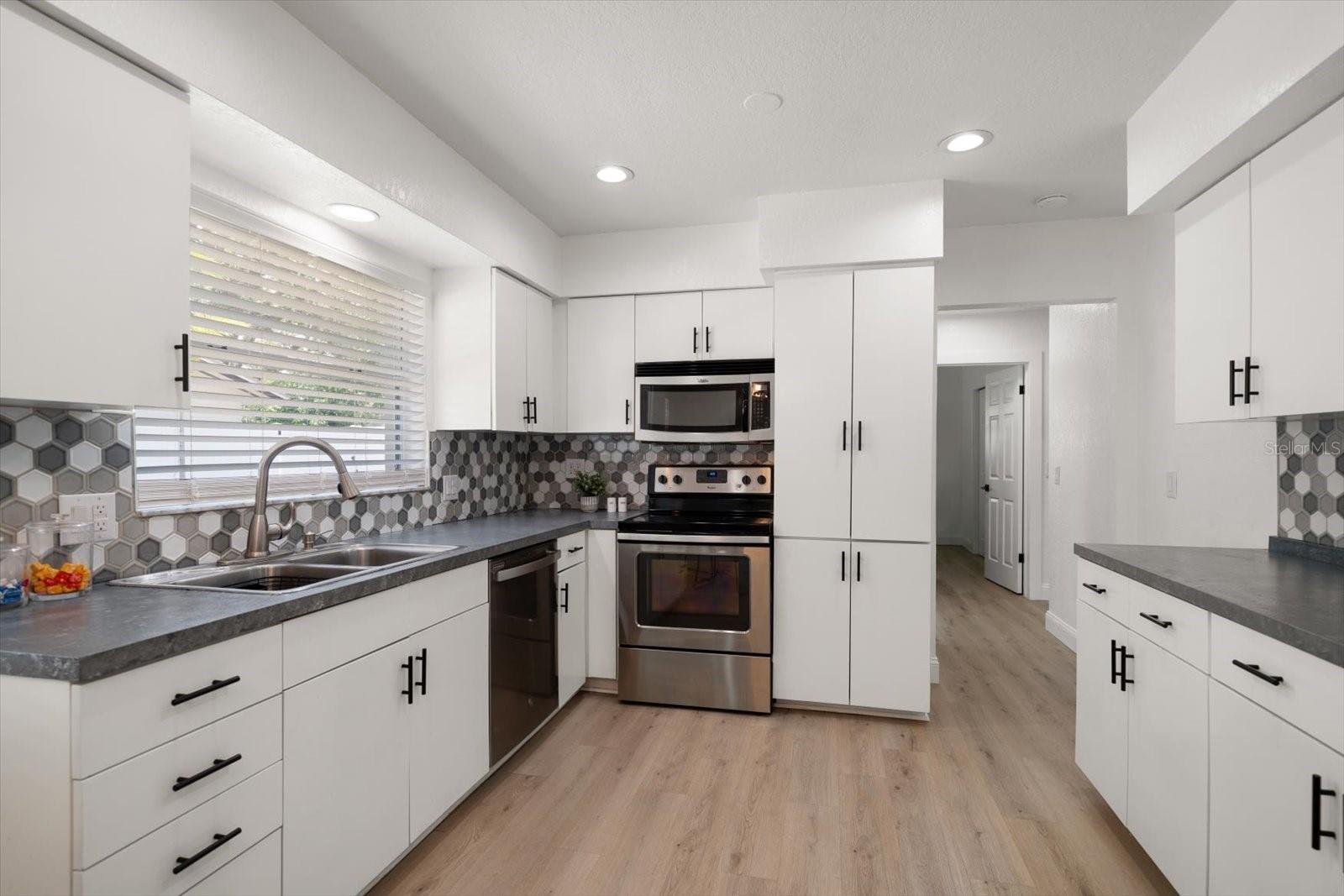 Image 17 of 58 For 13514 Oval Drive W