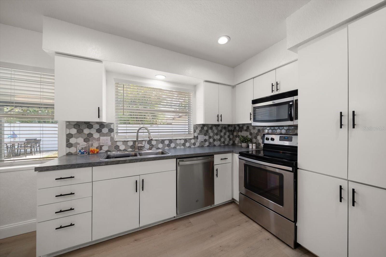 Image 18 of 58 For 13514 Oval Drive W