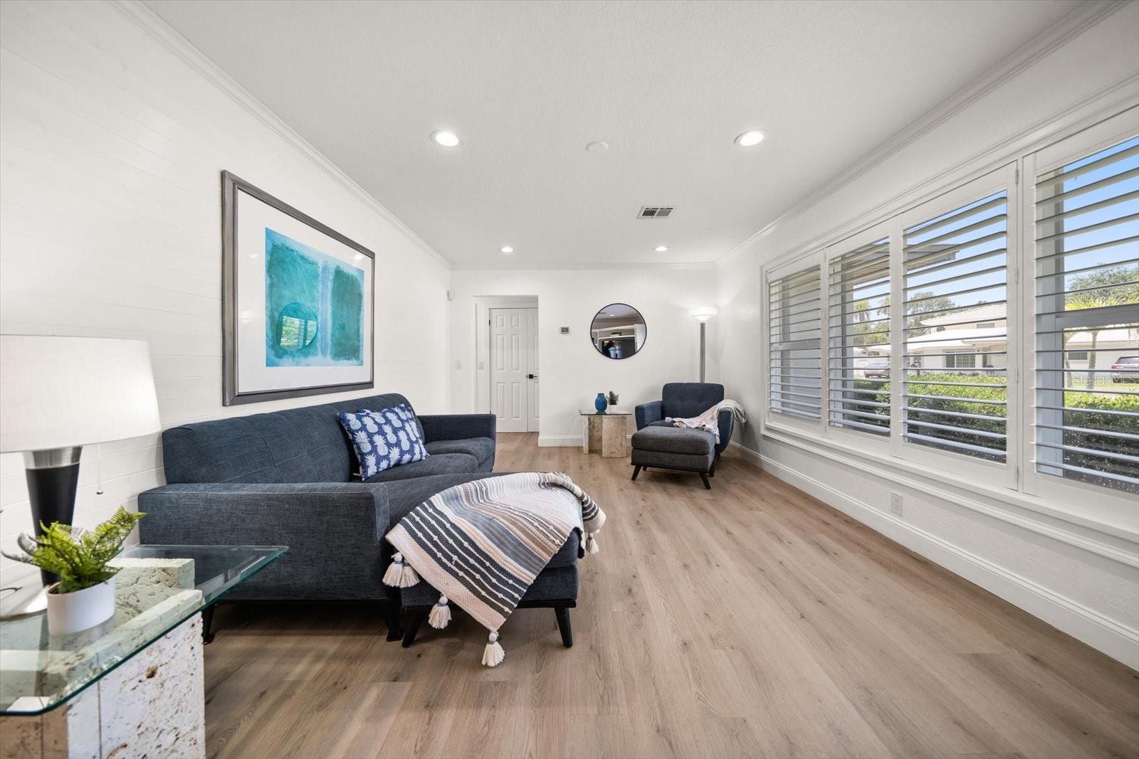 Image 8 of 58 For 13514 Oval Drive W
