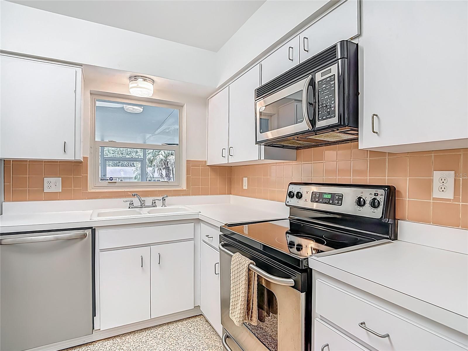 Listing photo id 12 for 4915 Chariton Avenue