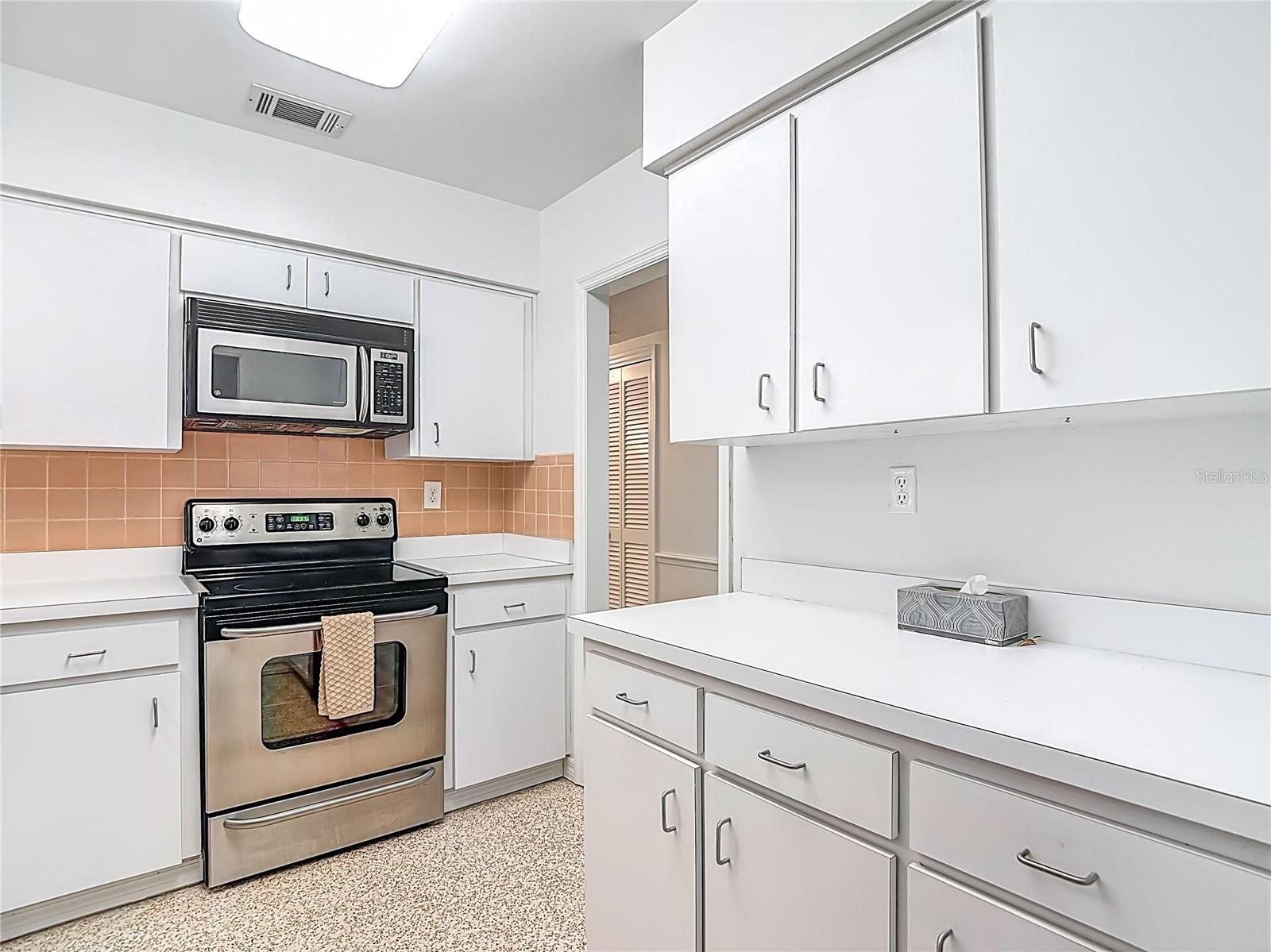 Listing photo id 15 for 4915 Chariton Avenue