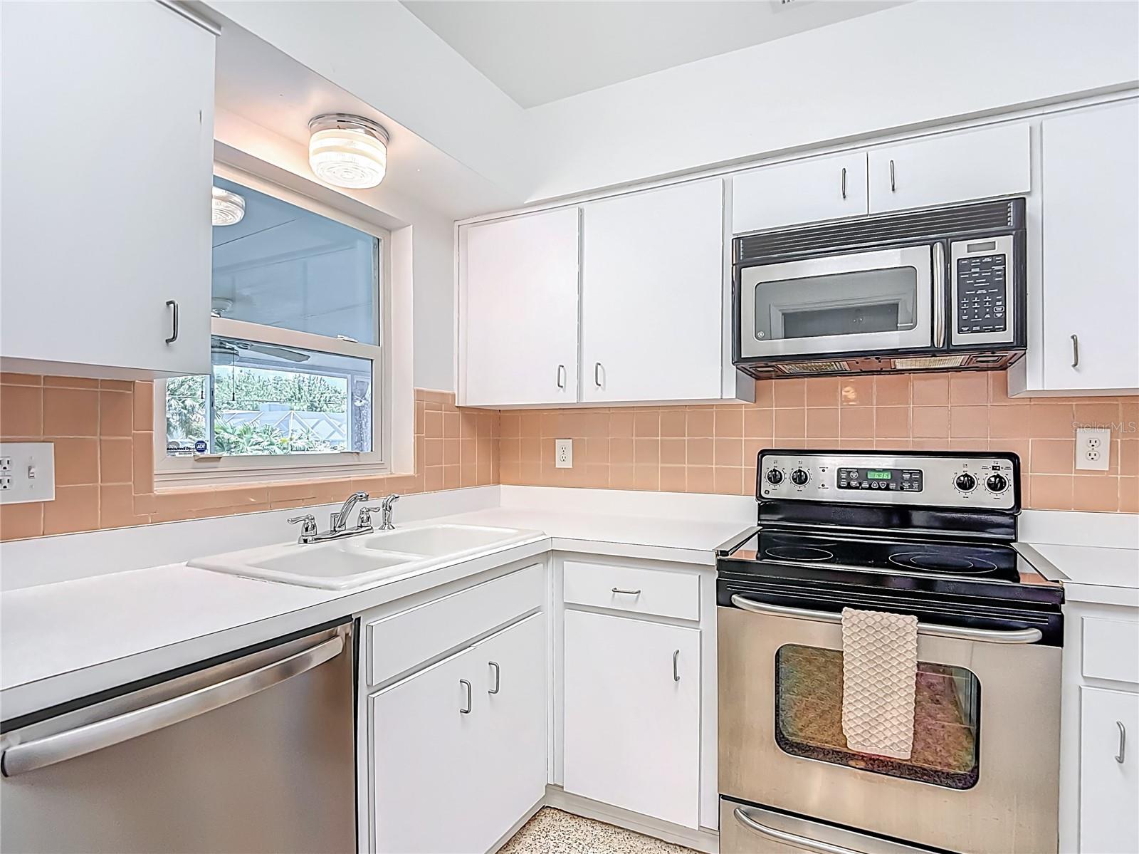 Listing photo id 17 for 4915 Chariton Avenue
