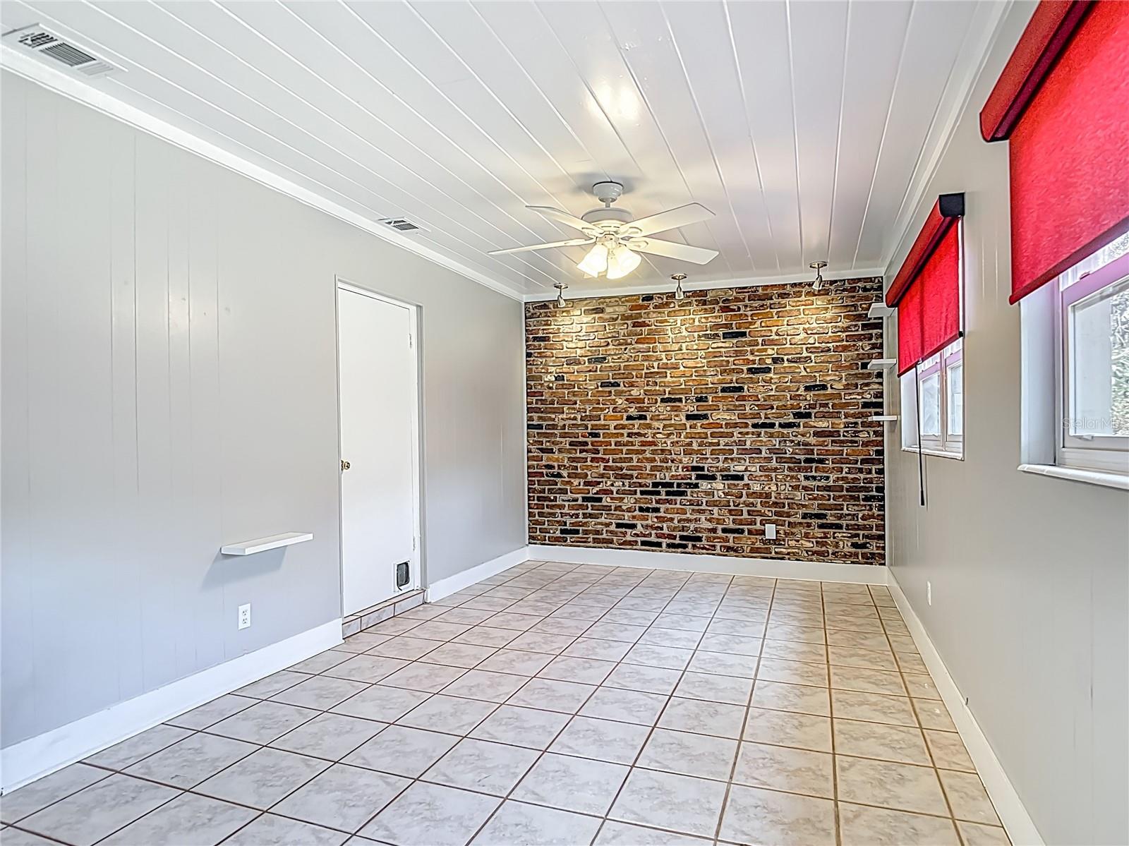 Listing photo id 23 for 4915 Chariton Avenue