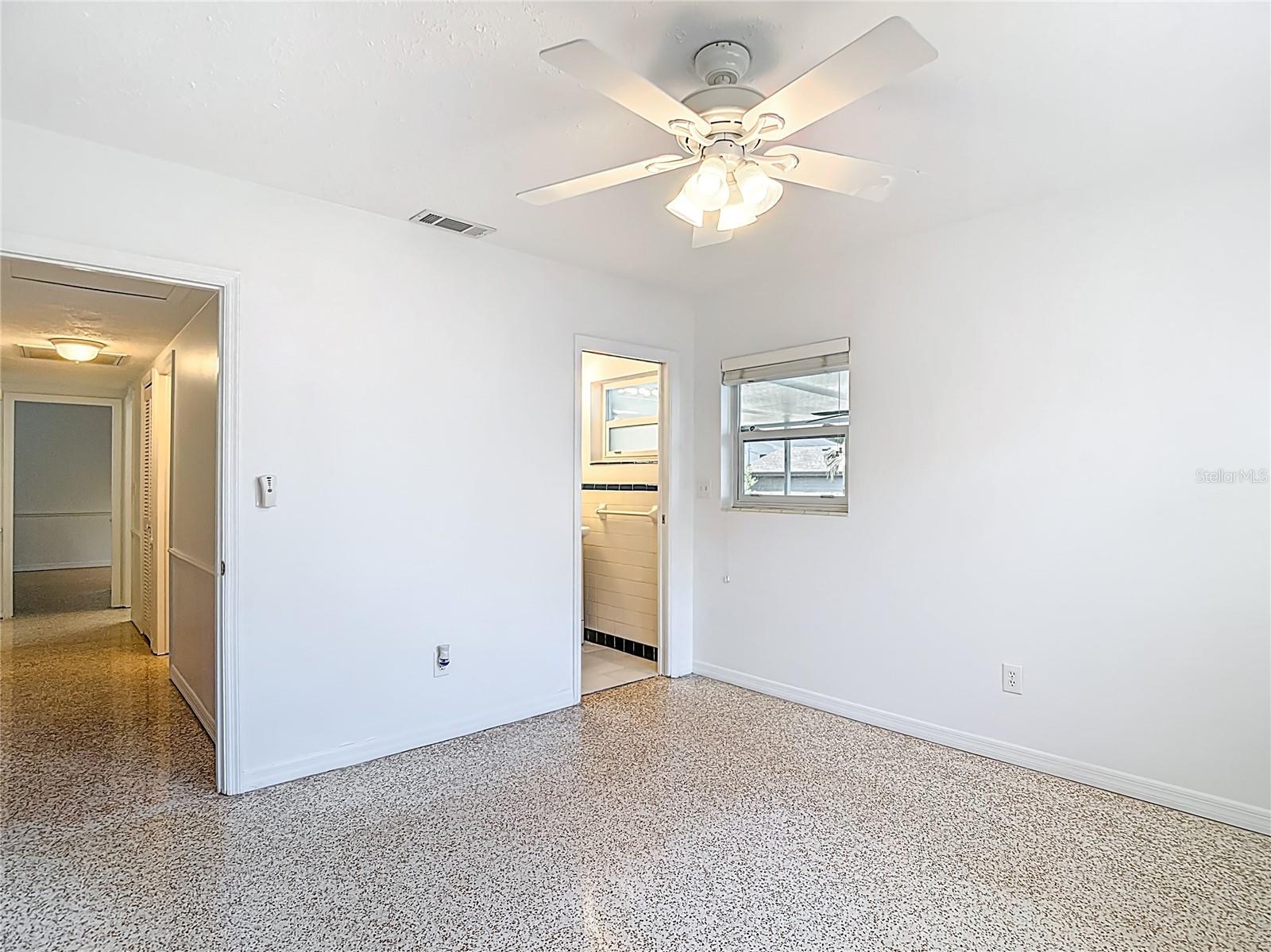 Listing photo id 24 for 4915 Chariton Avenue