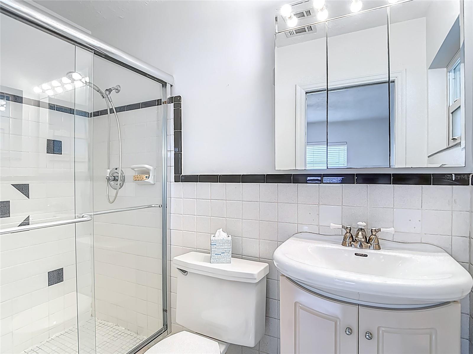 Listing photo id 29 for 4915 Chariton Avenue