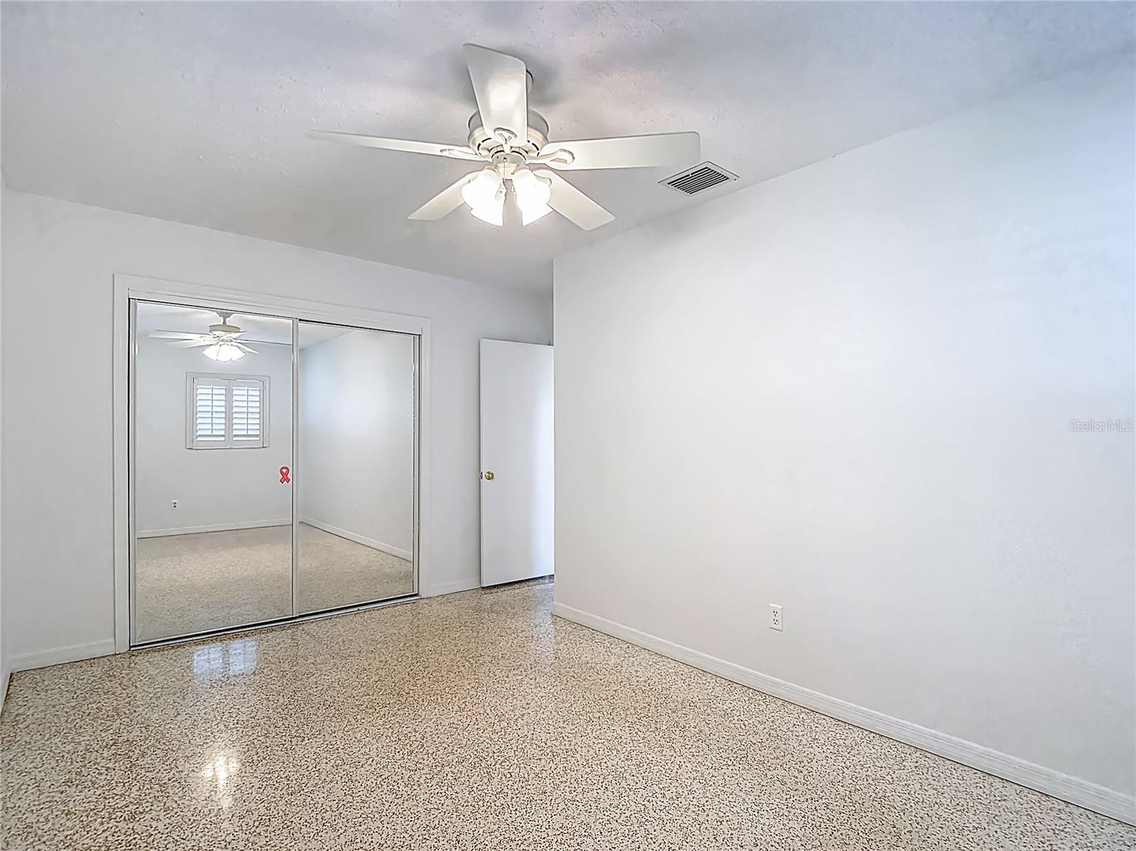 Listing photo id 32 for 4915 Chariton Avenue