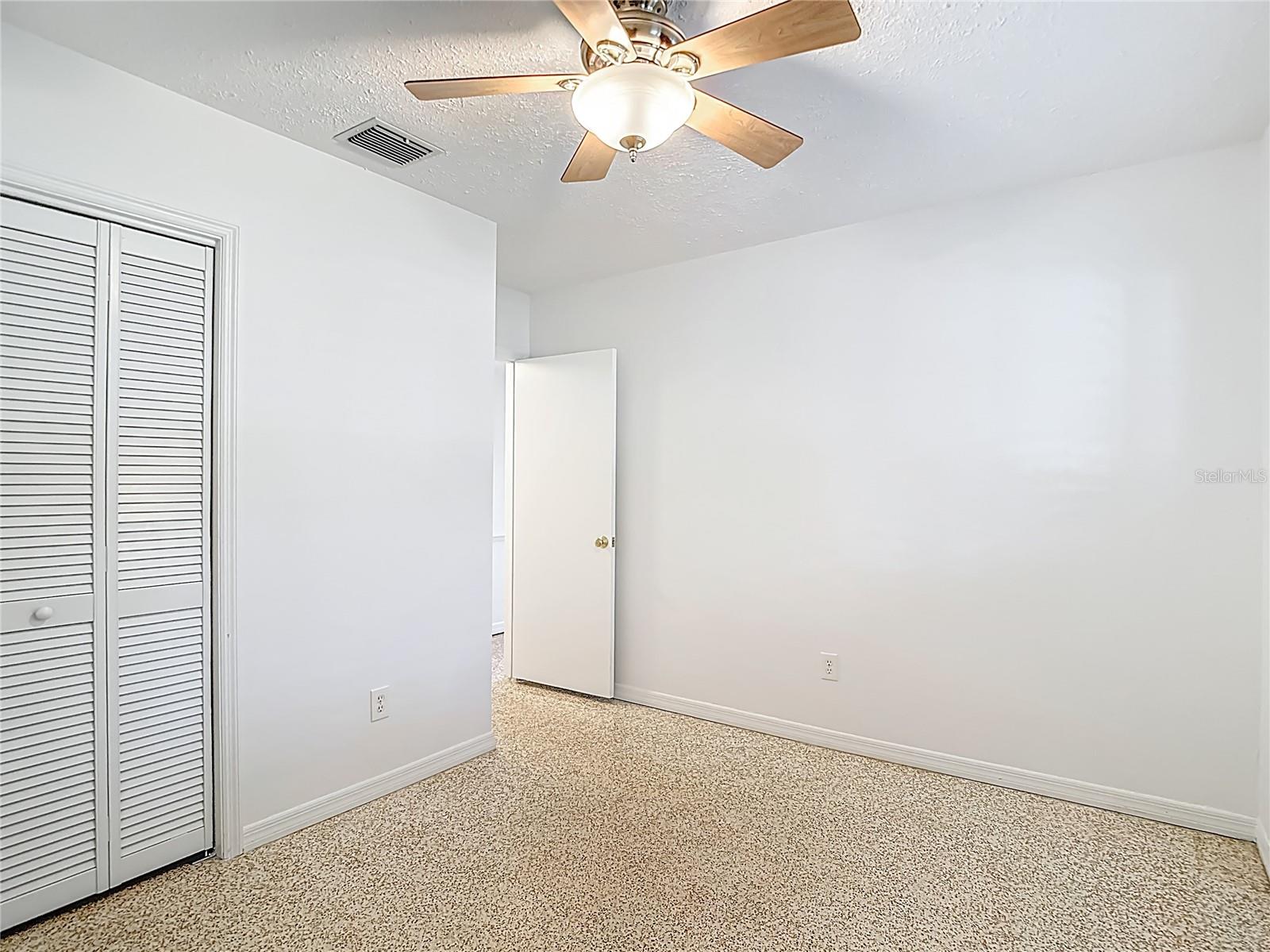 Listing photo id 35 for 4915 Chariton Avenue