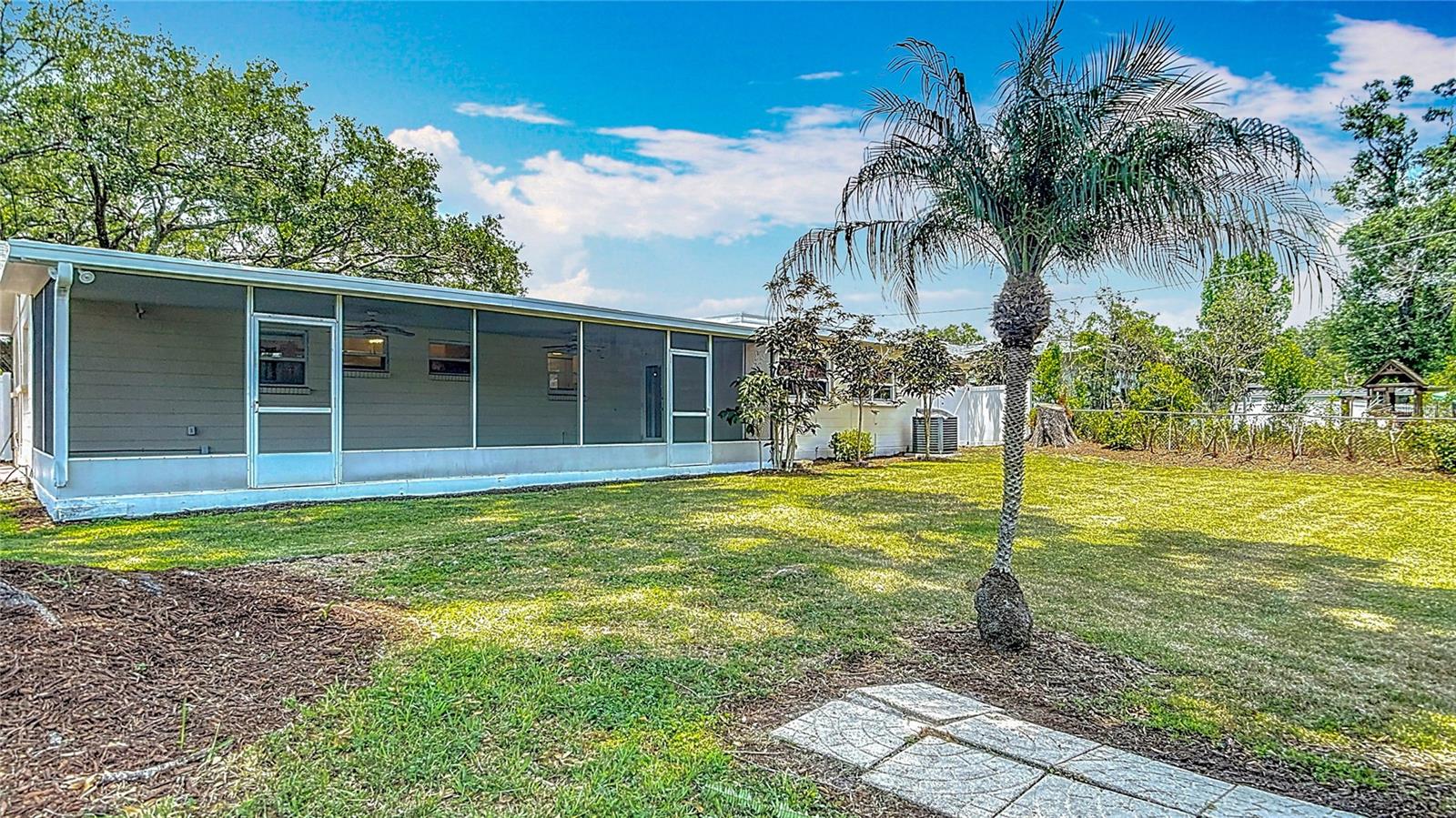Listing photo id 44 for 4915 Chariton Avenue
