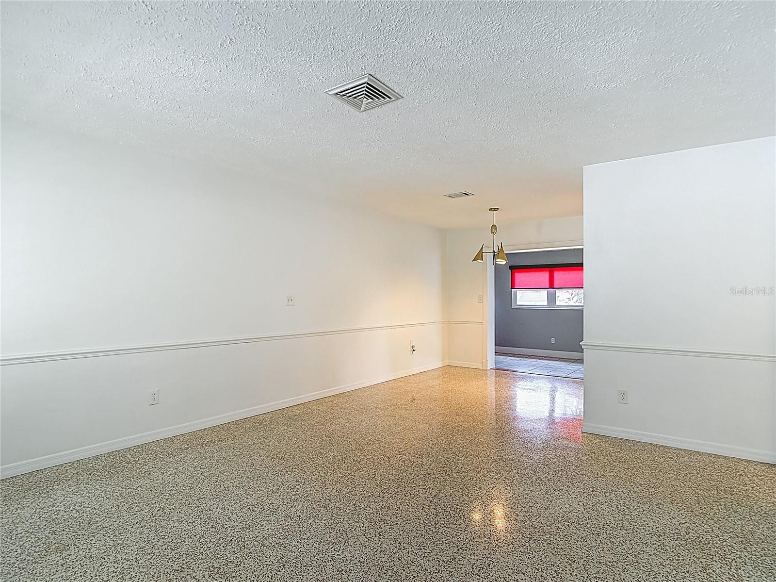 Listing photo id 4 for 4915 Chariton Avenue