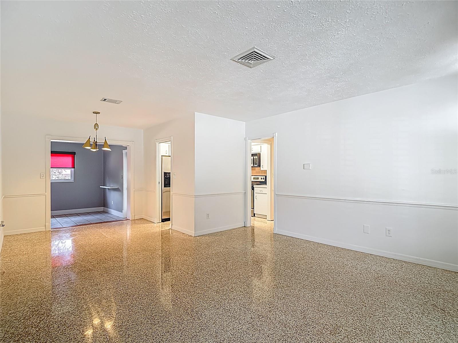 Listing photo id 6 for 4915 Chariton Avenue