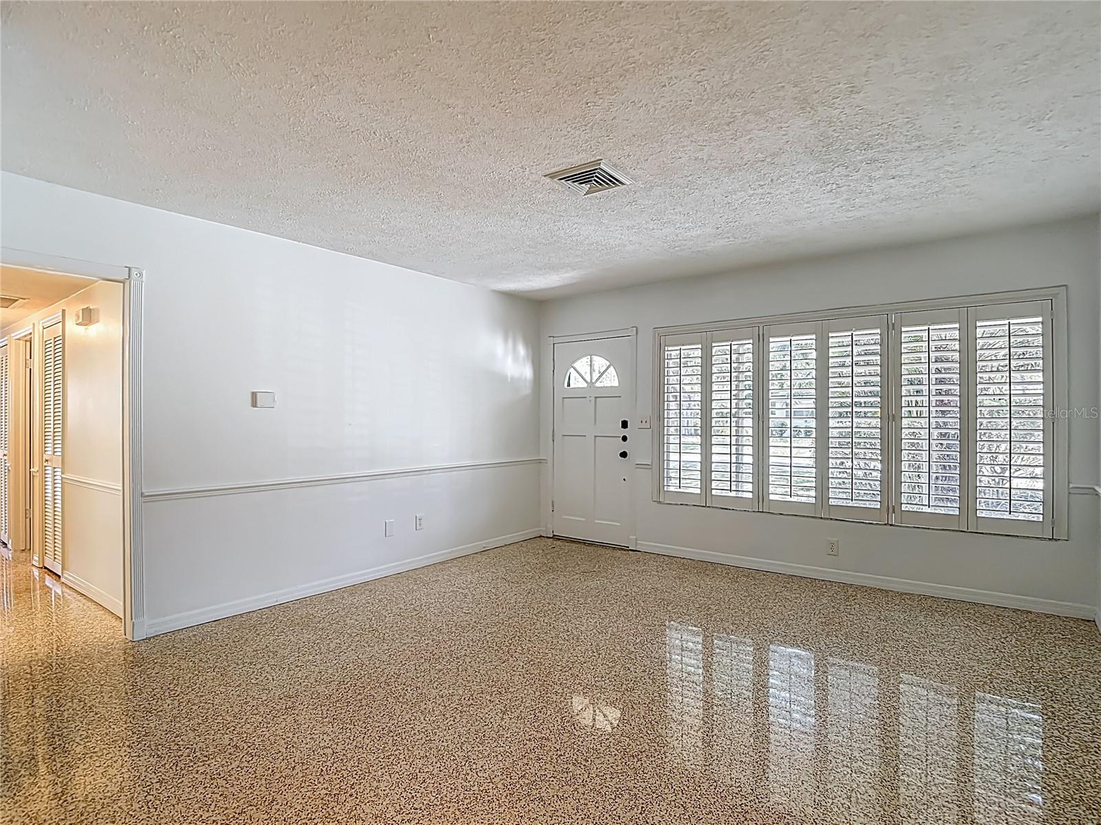 Listing photo id 7 for 4915 Chariton Avenue