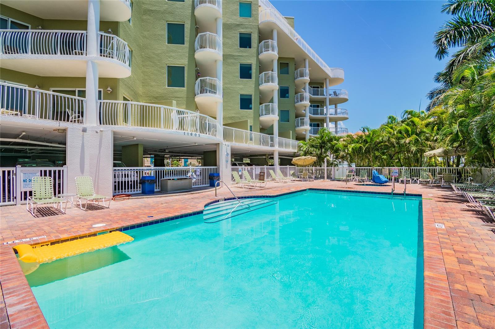 Image 22 of 72 For 11605 Gulf Boulevard 506