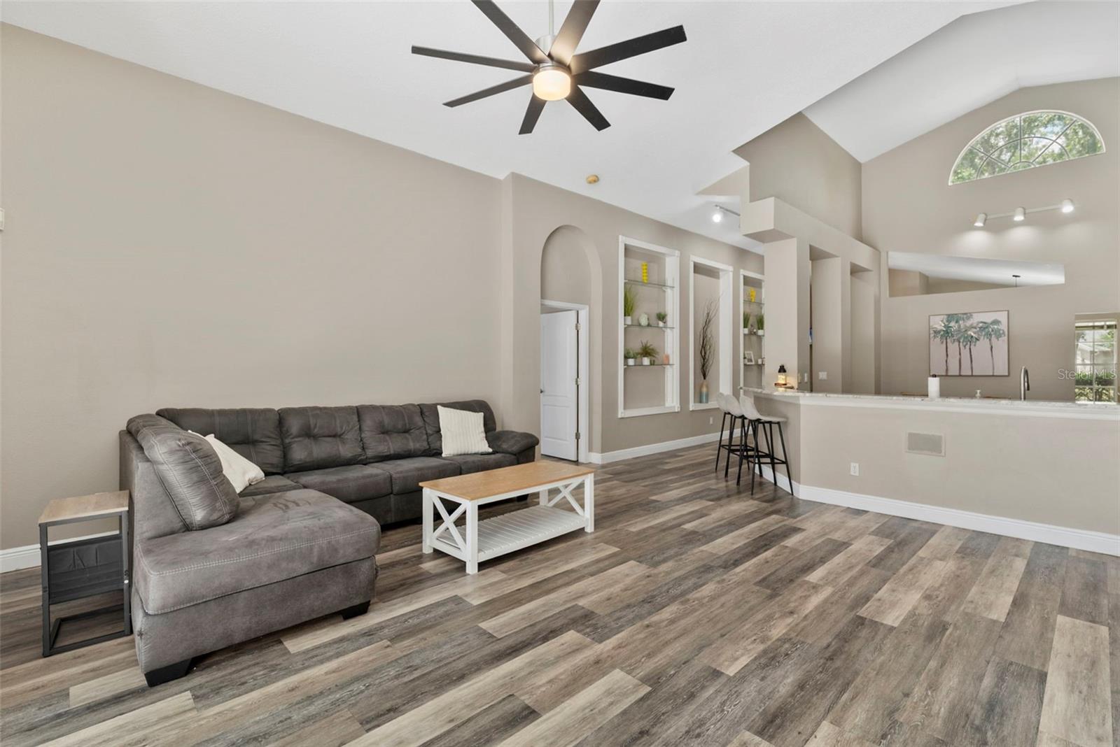 Image 10 of 52 For 18017 Palm Breeze Drive