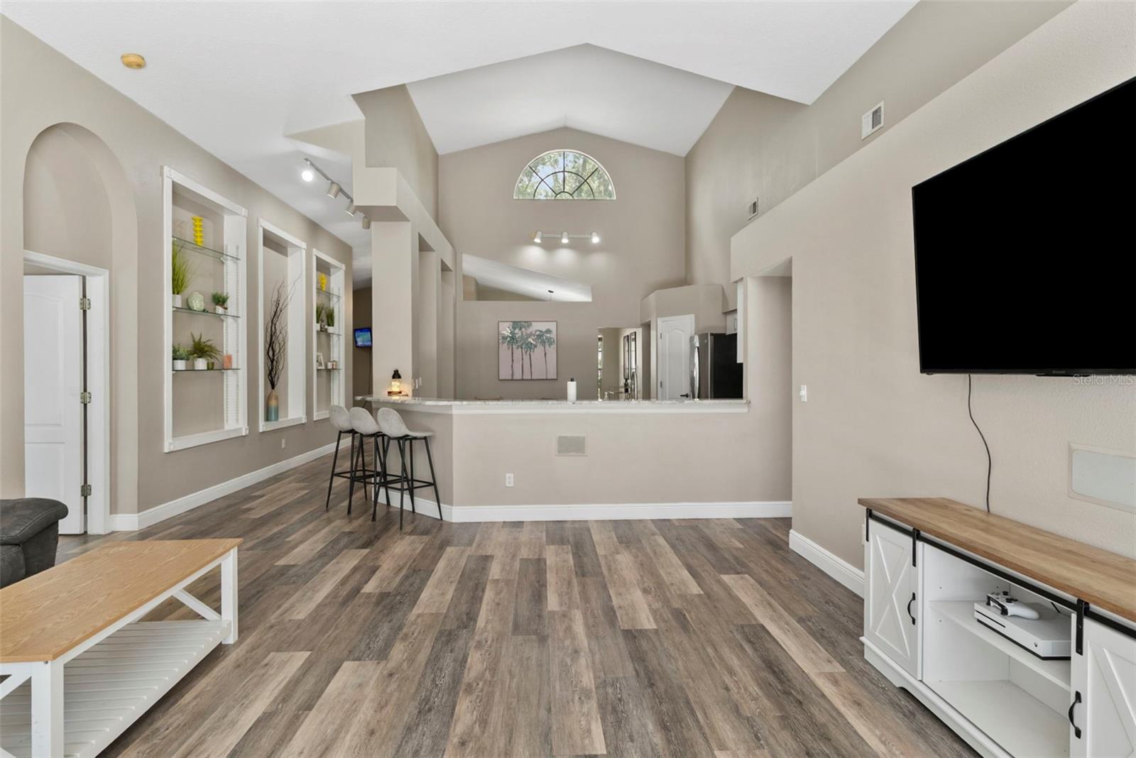 Image 11 of 52 For 18017 Palm Breeze Drive