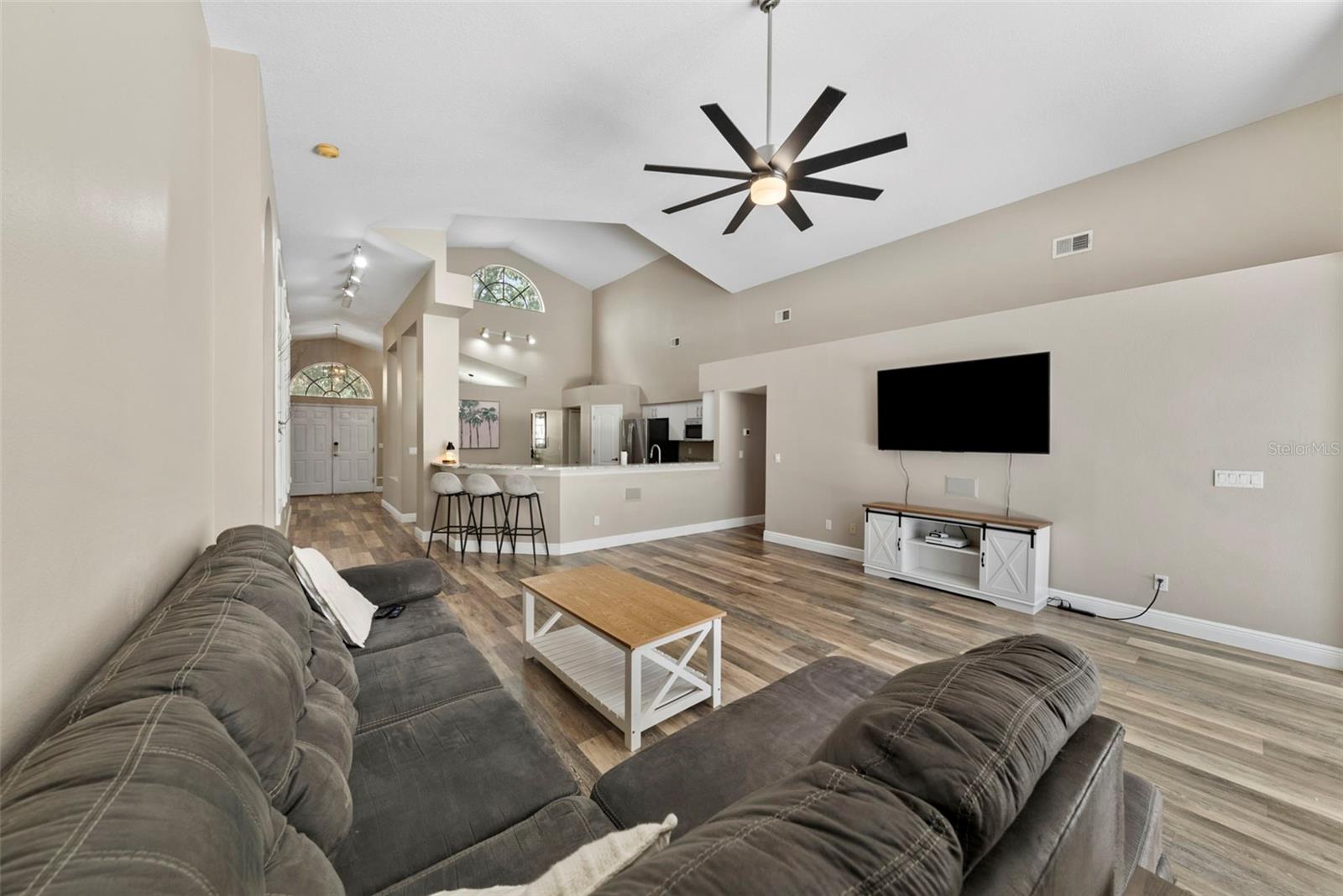 Image 13 of 52 For 18017 Palm Breeze Drive