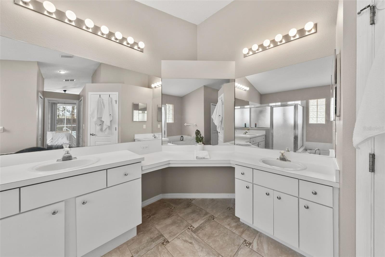 Image 35 of 52 For 18017 Palm Breeze Drive
