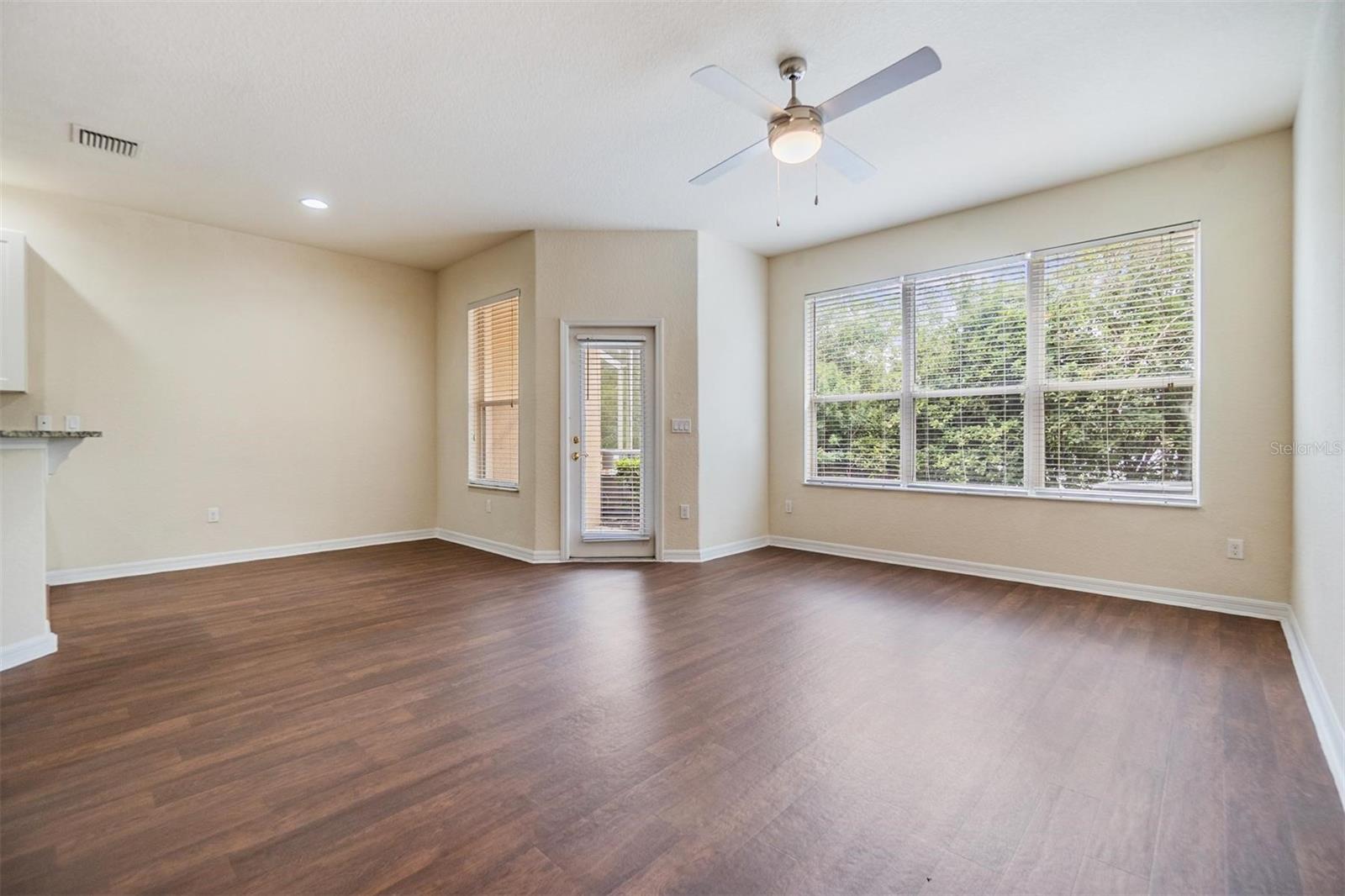 Image 9 of 51 For 3922 Silverlake Way
