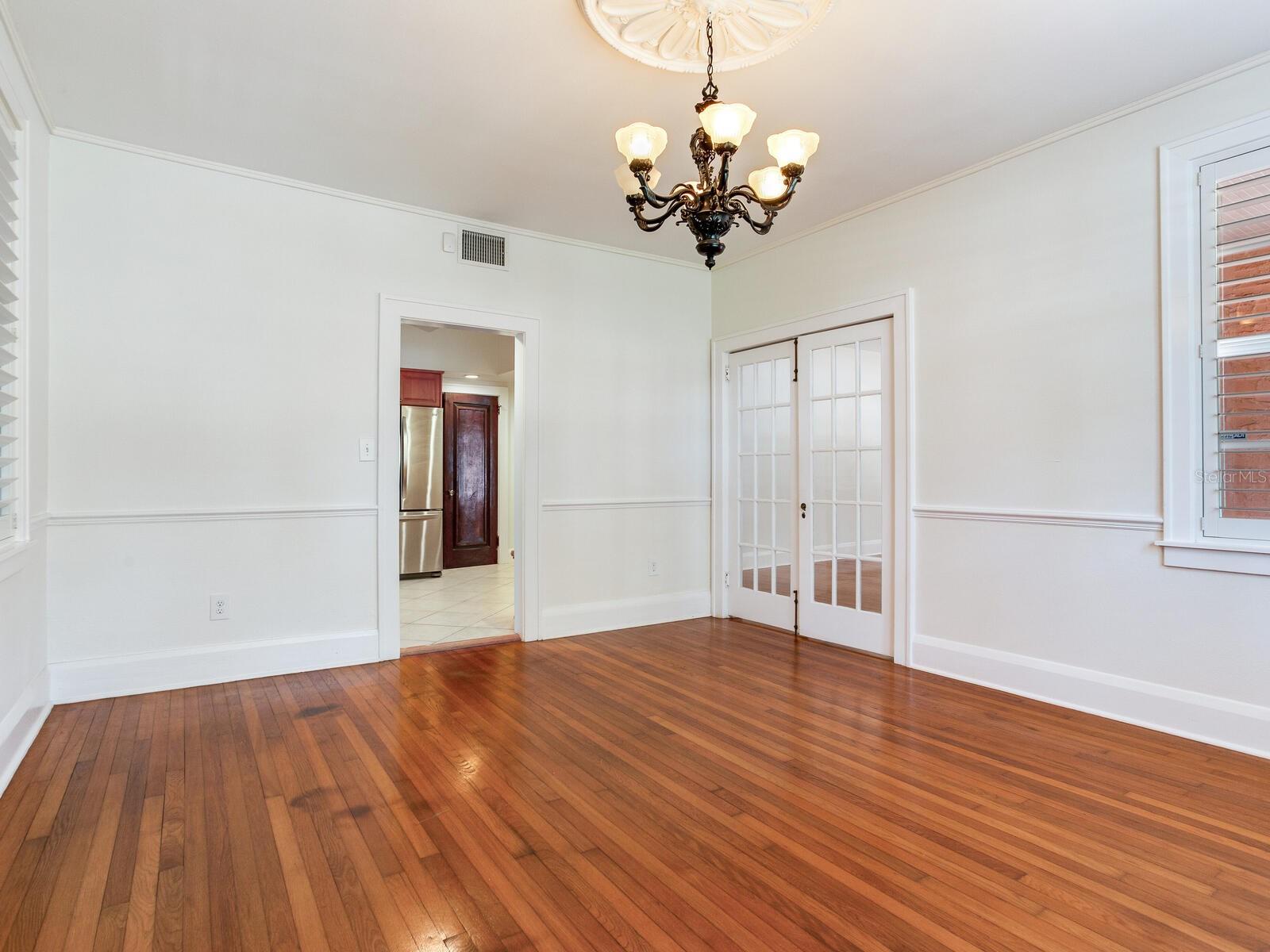 Image 10 of 36 For 4521 Azeele Street