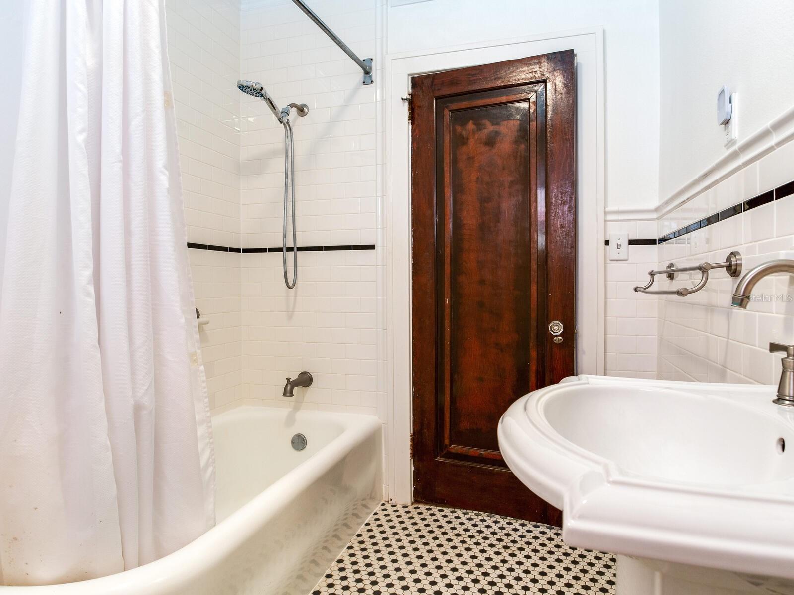 Image 19 of 36 For 4521 Azeele Street