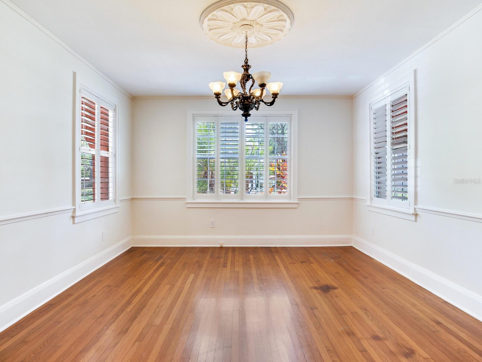 Image 9 of 36 For 4521 Azeele Street