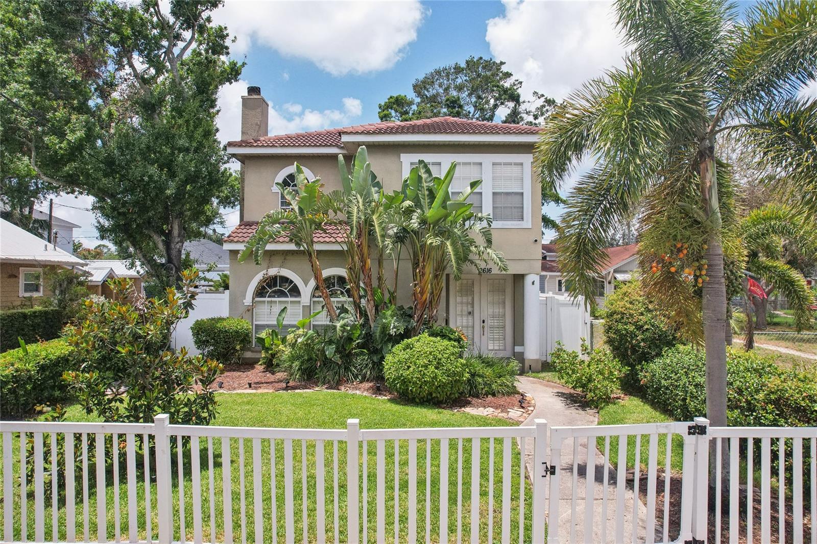 Listing photo id 2 for 2616 11th Street N