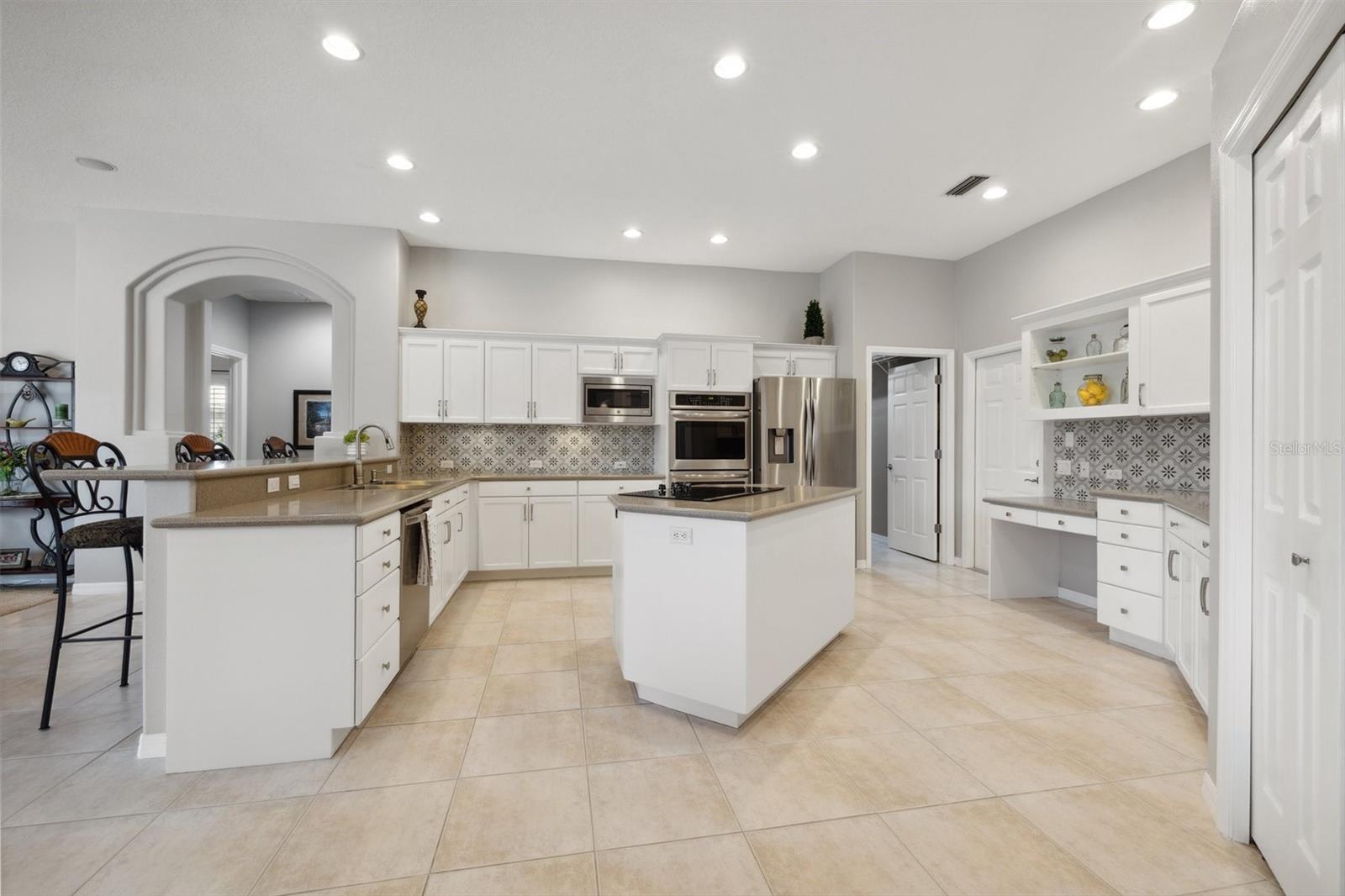 Listing photo id 8 for 9348 Deer Creek Drive