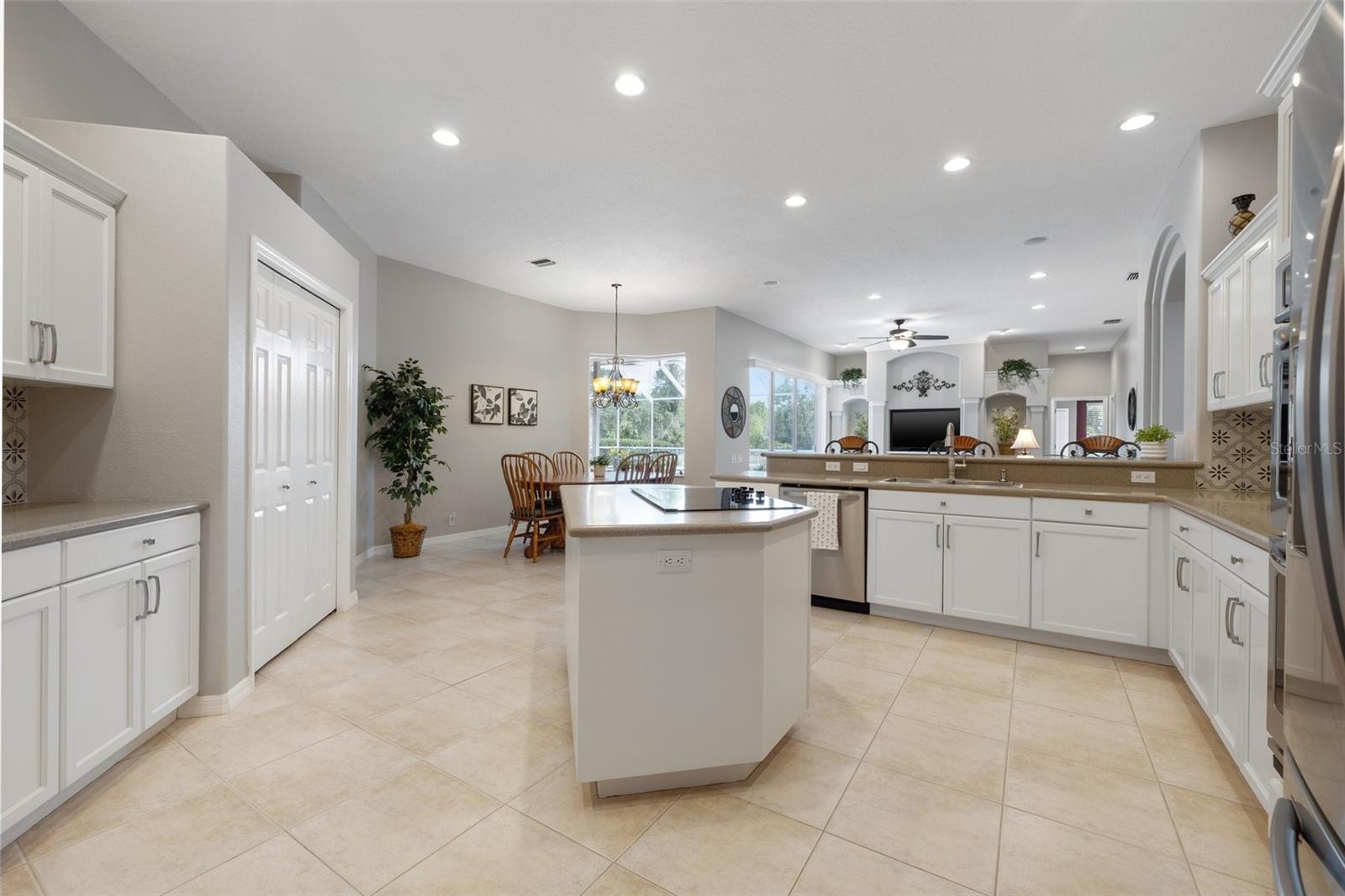 Listing photo id 9 for 9348 Deer Creek Drive