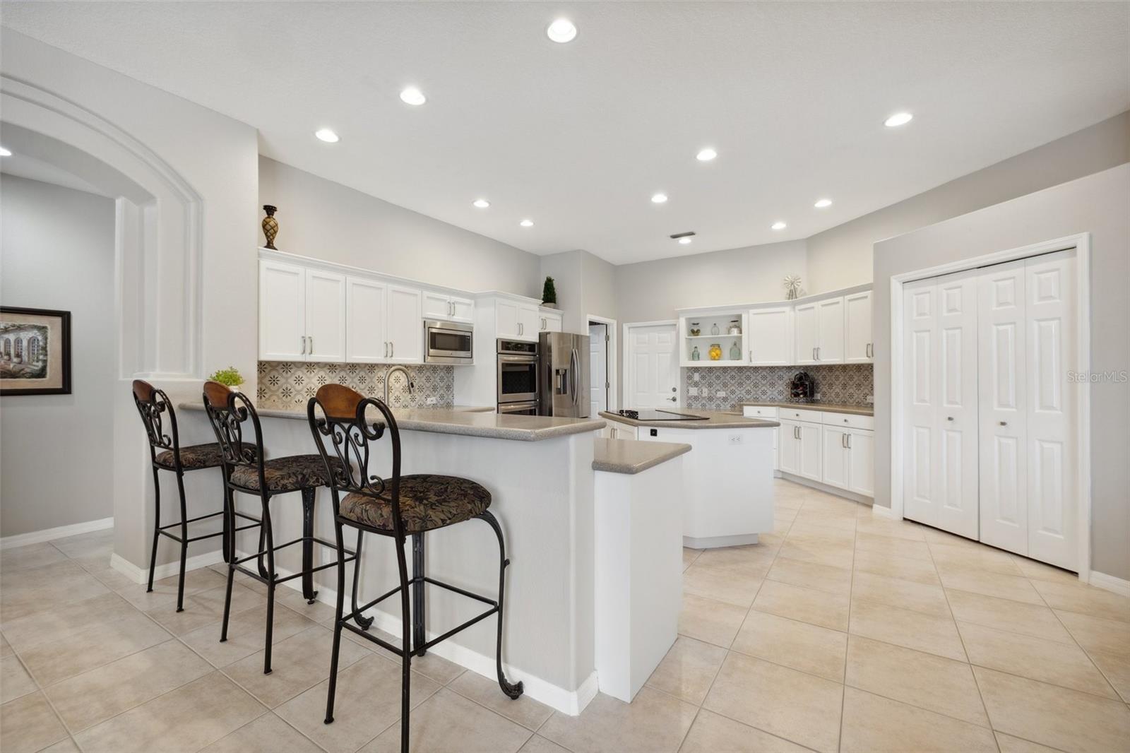 Listing photo id 11 for 9348 Deer Creek Drive