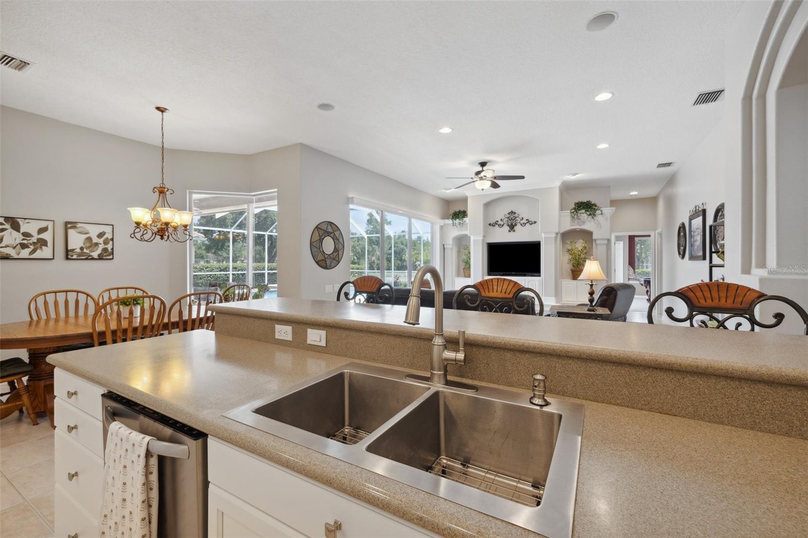 Listing photo id 12 for 9348 Deer Creek Drive
